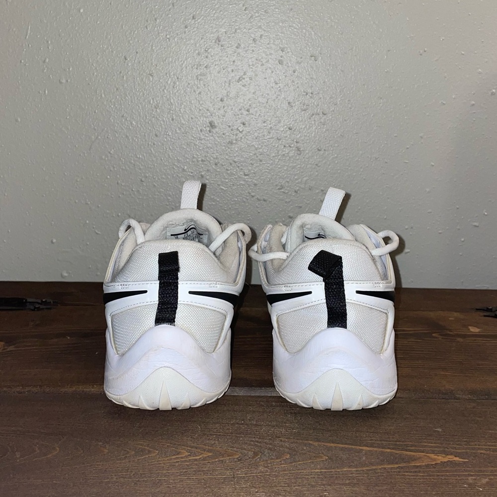 Nike Women’s Volleyball Shoes Size 10 - Picture 3 of 8